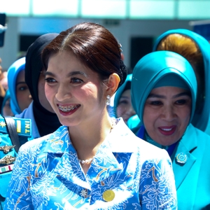 ISTRI WAPRES KUNJUNGI BOOTH BNN DI RAKERNAS X PKK DAN PERINGATAN HKG PKK KE-53 — foto 3